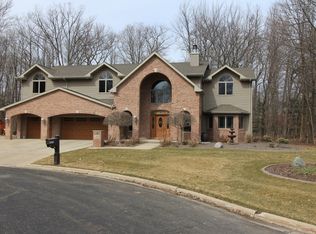 1813 Woodhaven Ct, Luxemburg, WI 54217