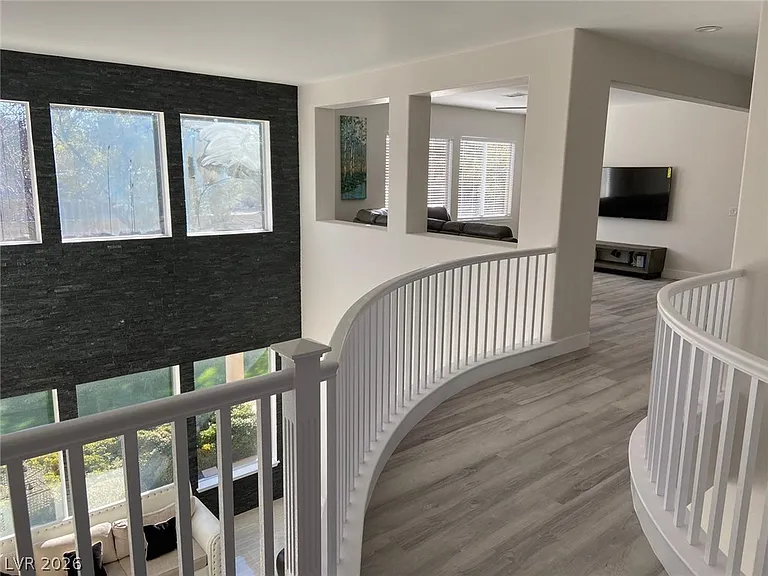385 Glenridding St — Photo 9