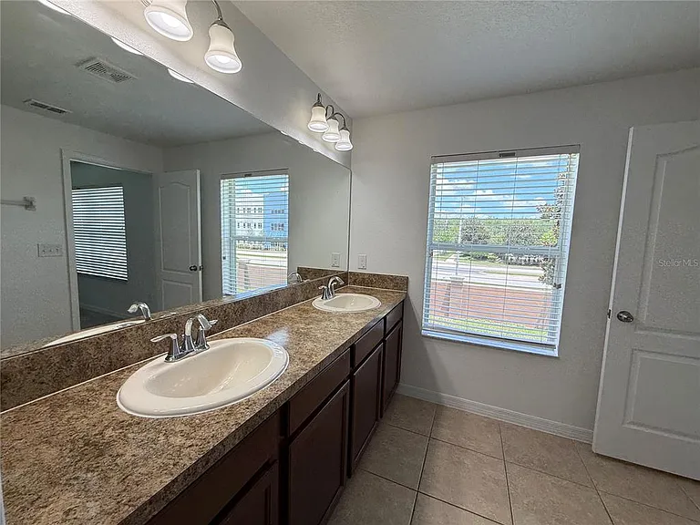 10713 Savannah Landing Cir — Photo 13
