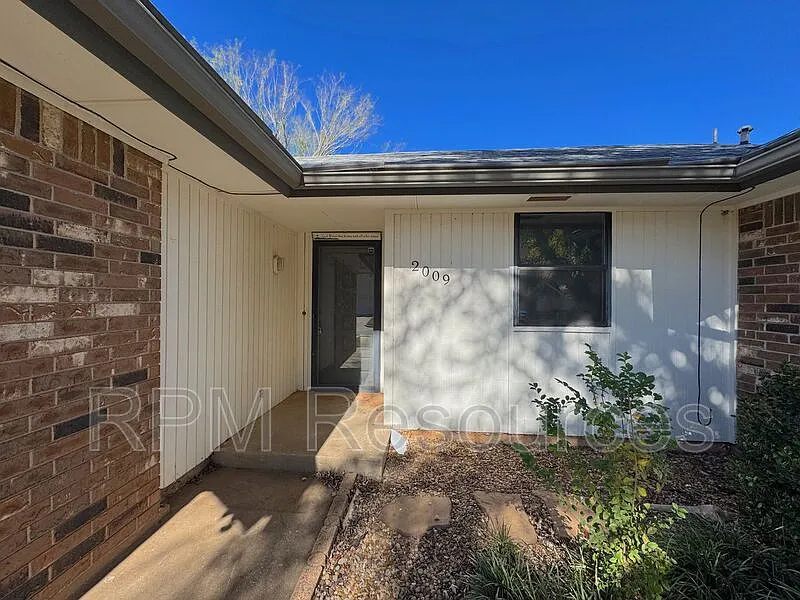 3 bed, 2.0 bath, 1355 sqft, $1,500 — Photo 4