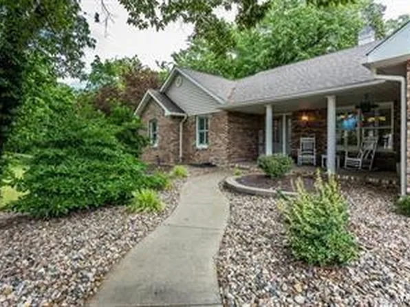 2906 Doral Dr, Godfrey, IL 62035