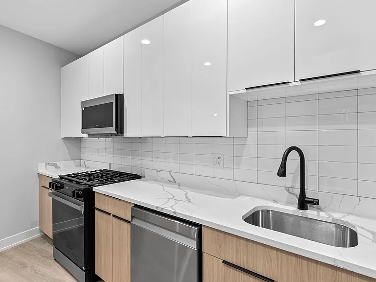 7661 N Rogers Ave #3 — Photo 2