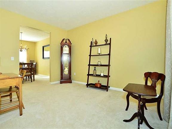 3rd image of 8042 Maureen Dr