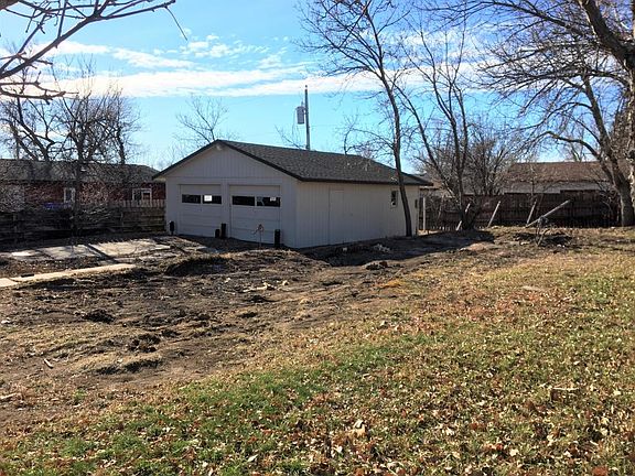4th image of 917 N Fir Ave