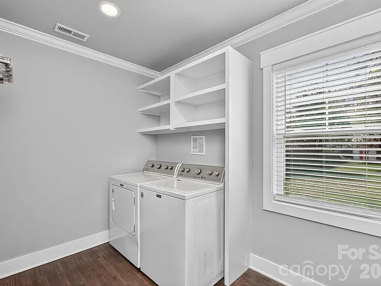 307 E Peterson Dr — Photo 9