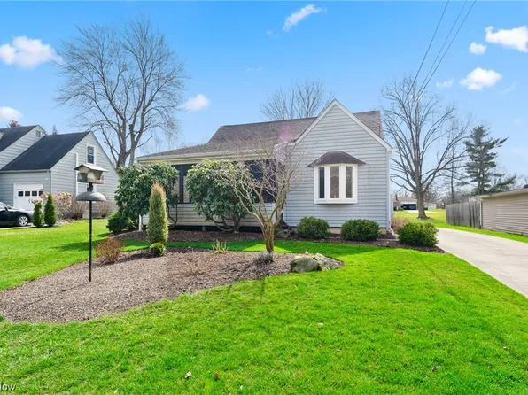 27 Roosevelt Dr, Hubbard, OH 44425