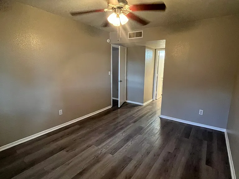 Sand Pebble Apartments — Photo 57