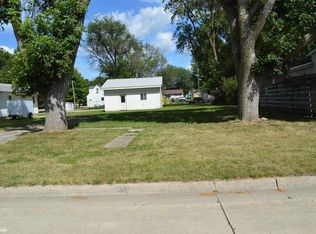 921 4th St NW, Hampton, IA 50441