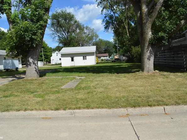 921 4th St NW, Hampton, IA 50441