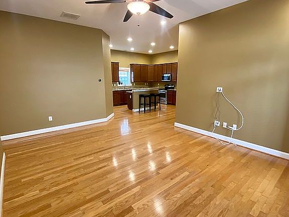 4th image of 328 Carlton Dr