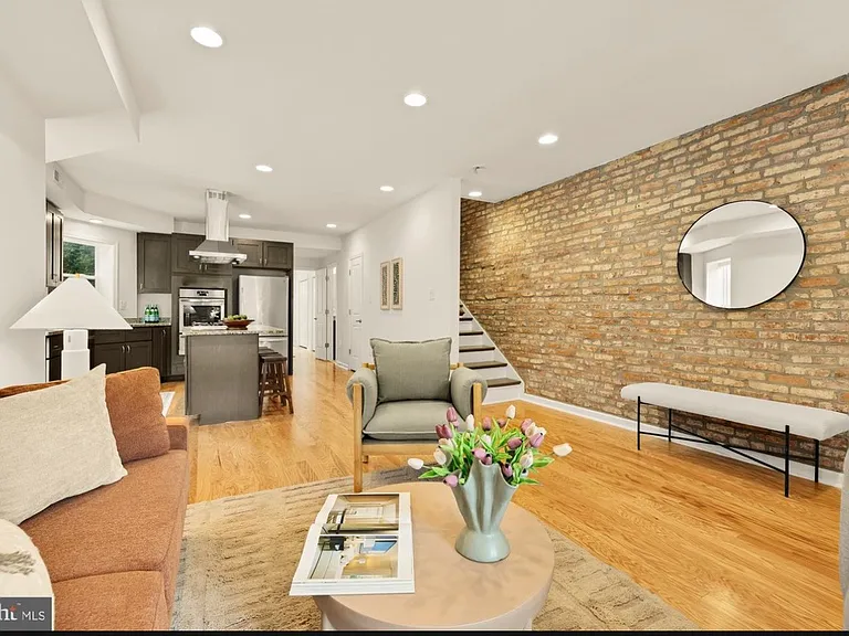 760 Gresham Pl NW — Photo 10