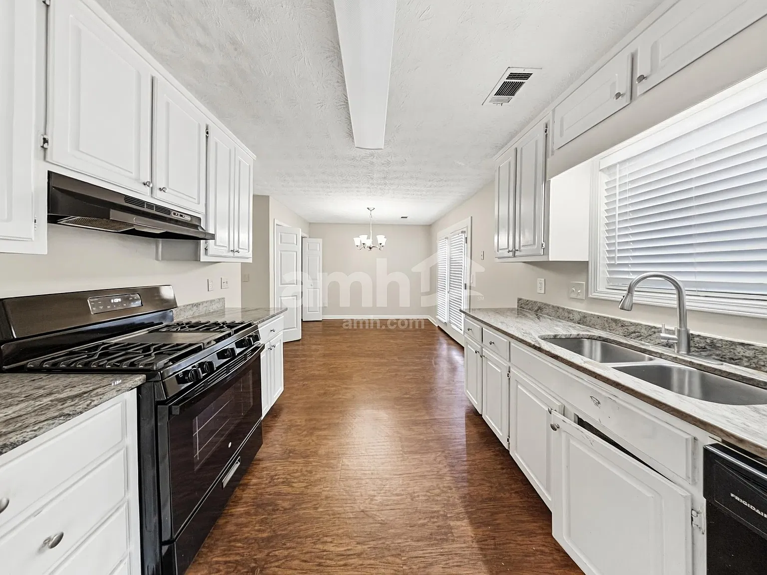3 bed, 2.5 bath, 1706 sqft, $2,305 — Photo 3
