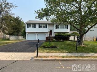23 Christopher Ave, Kendall Park, NJ 08824