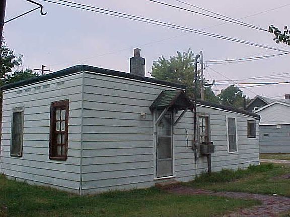 Garage converted into a studio. Has kitchen and bath
