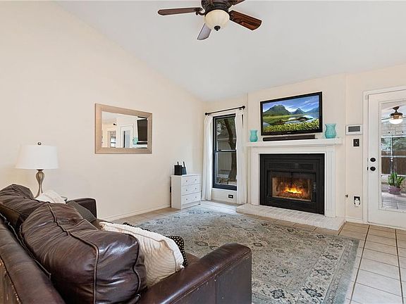 4th image of 1705 Honeyweed St