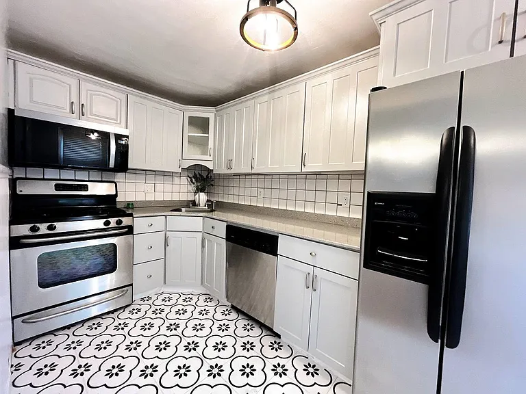 827 Hampshire Rd — Photo 1