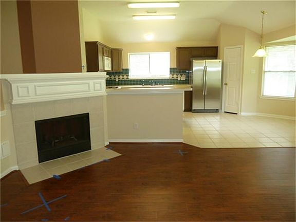 2nd image of 815 Fairpark Ln