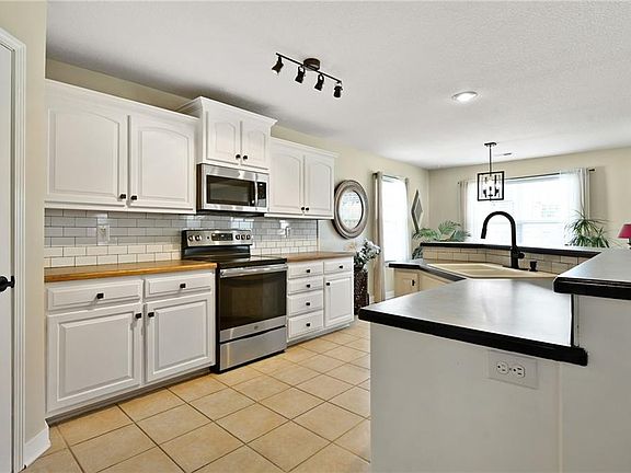5th image of 18935 S Oak St