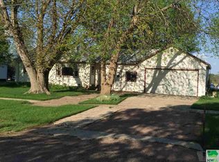 307 Valley St, Cushing, IA 51018