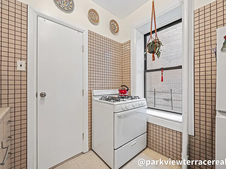156 S 1st St #1 — Photo 4