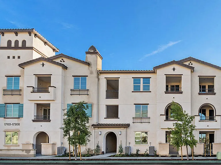 Vernola Marketplace Luxury Apartments — Photo 30