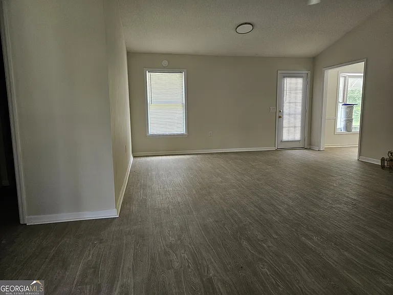 220 Courtney Way — Photo 7