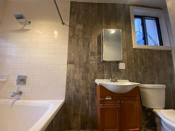 5th image of 1367 Dean St APT B2