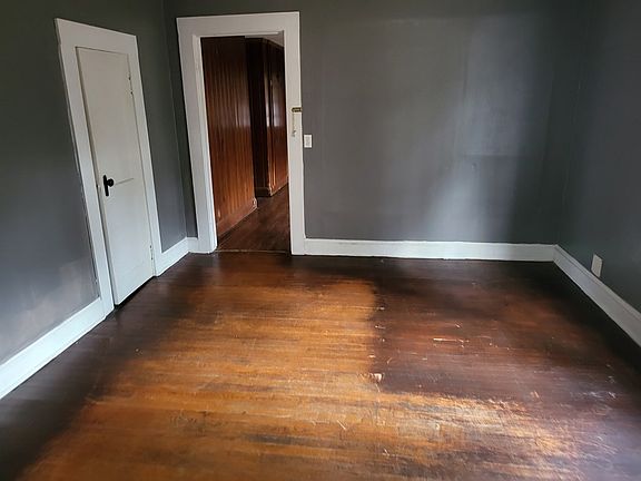 4th image of 902 Berrien Ave