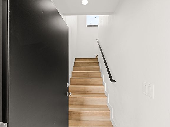 5th image of 10020-10022 S Broadway St