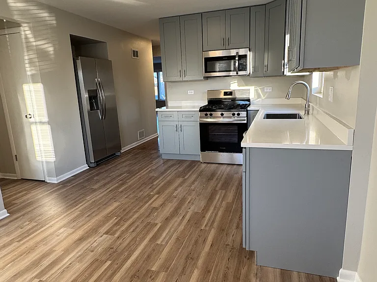512 Yates Ave — Photo 3