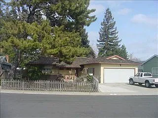 581 Lewis Ave photo 1