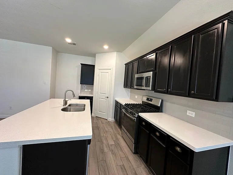 1302 Deerfield Dr — Photo 4
