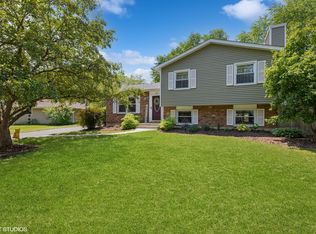 136 Laurel Dr, Lindenhurst, IL 60046