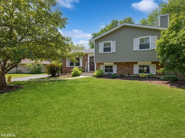 136 Laurel Dr, Lindenhurst, IL 60046