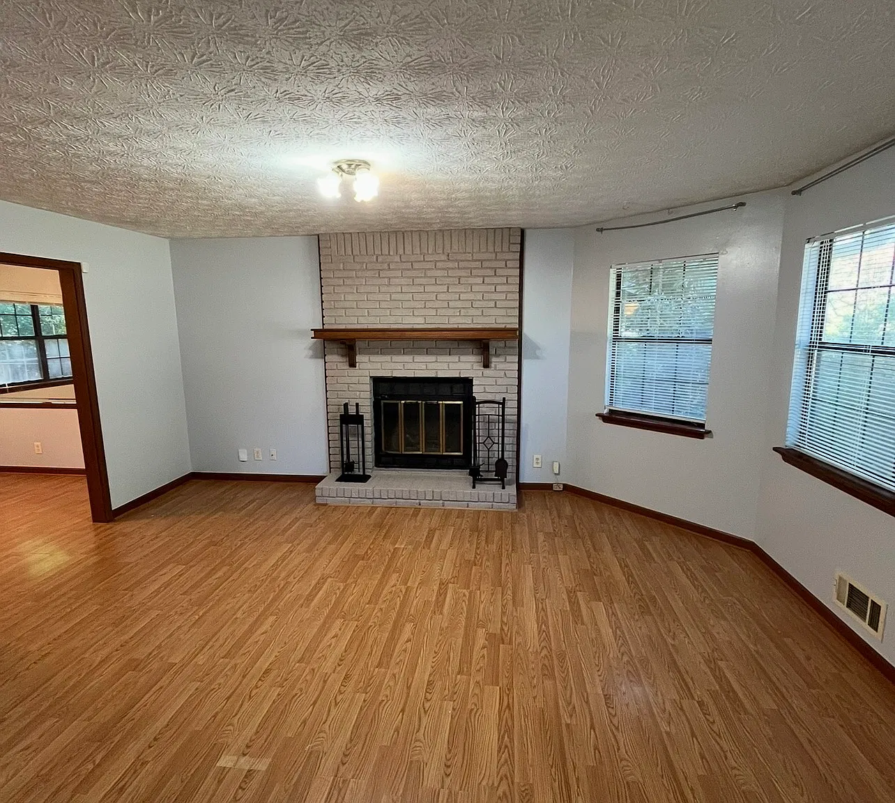 3 bed, 2.5 bath, 1600 sqft, $1,837 — Photo 3