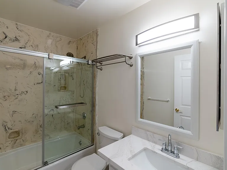 1760 N Alexandria Ave — Photo 23
