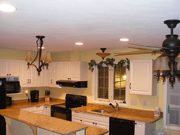 Kitchen w/Granite Countertops!