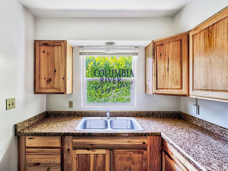 1052 16th Ave — Photo 8
