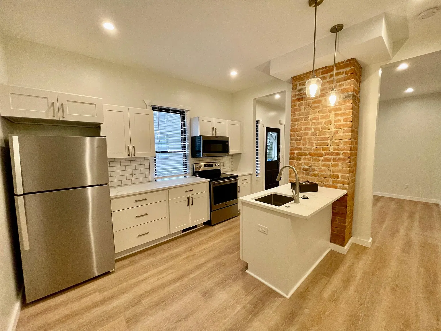 6 bed, 6.5 bath, 2400 sqft, $8,400 — Photo 2