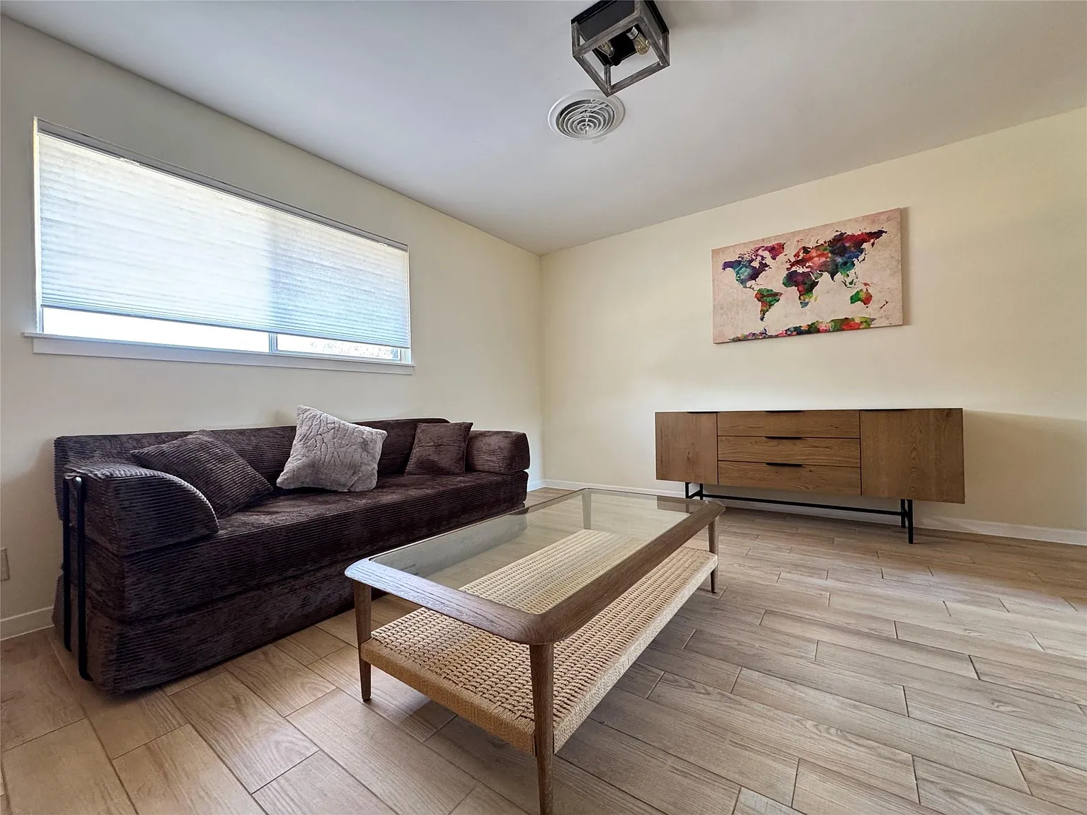 3 bed, 2.0 bath, 1400 sqft, $3,800 — Photo 2