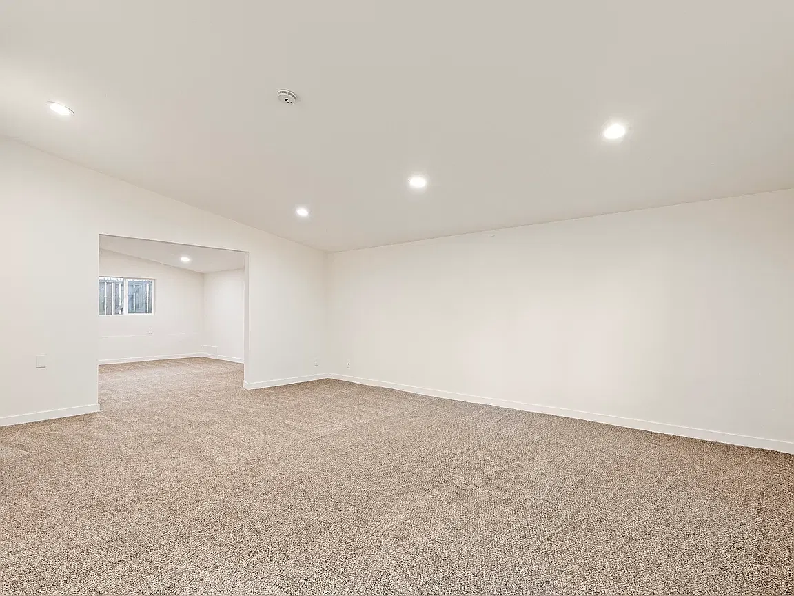 4 bed, 2392 sqft, $4,700 — Photo 2