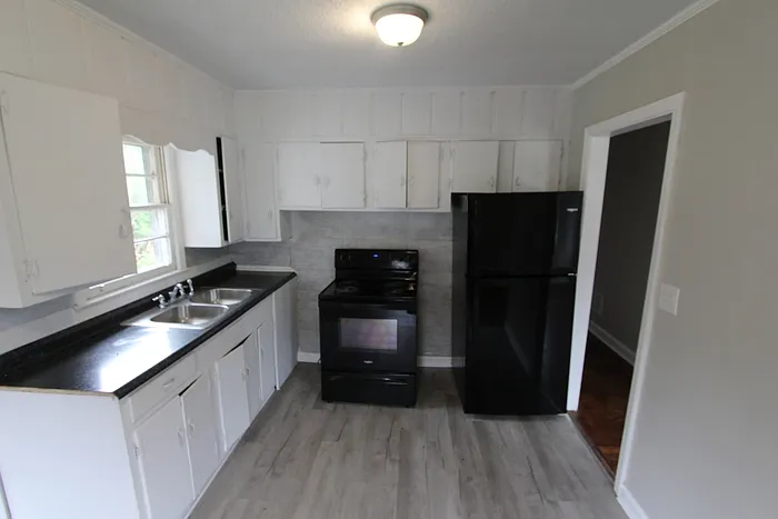 504 W Elliott St — Photo 5