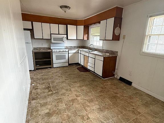 3rd image of 3325 Stonehaven Dr