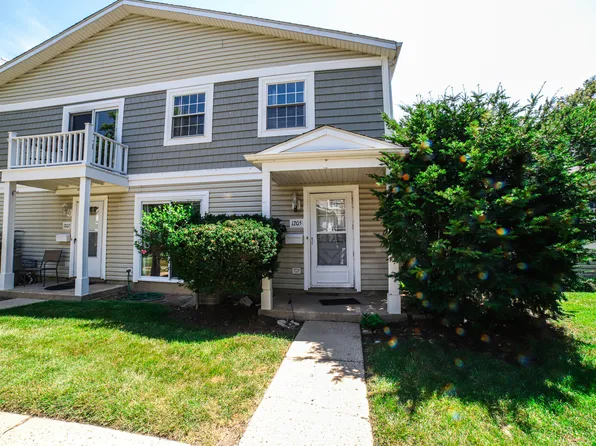 1205 Quincy Ct, Wheeling, IL 60090