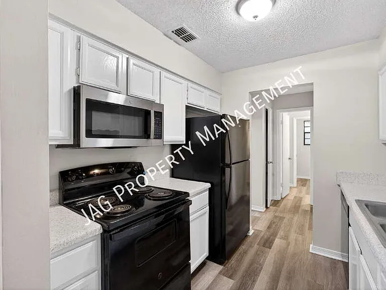 482 Bentwood Ln #C — Photo 2