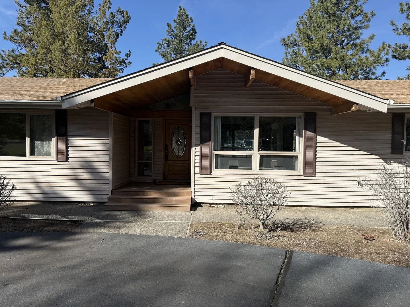 Single level home with amazing river views — Photo 2