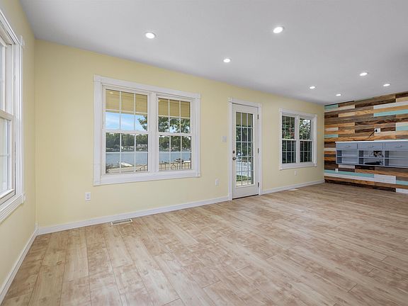 4th image of 5548 N Willow Ave