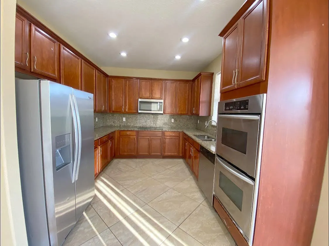 4 bed, 2.5 bath, 2650 sqft, $2,600 — Photo 4