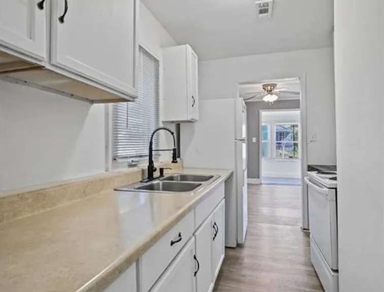2917 E 61st St — Photo 10