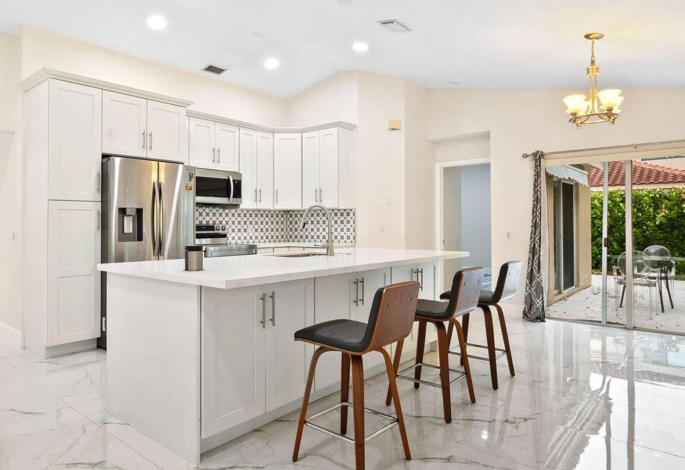 3 bed, 2.0 bath, 1499 sqft, $4,150 — Photo 2